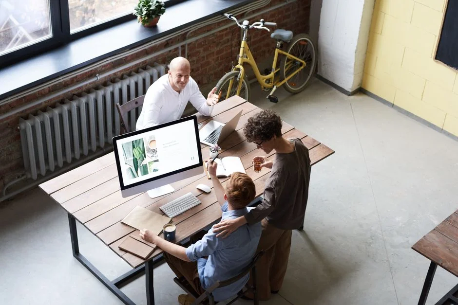 Un espace de travail contemporain mettant en scène un ordinateur portable, une tablette et des smartphones, idéal pour un usage tech et freelance.